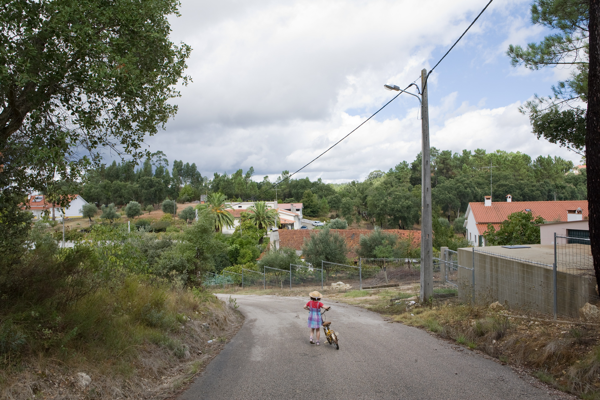 Ein portugiesisches Dorf, Mädchen mit Fahrrad