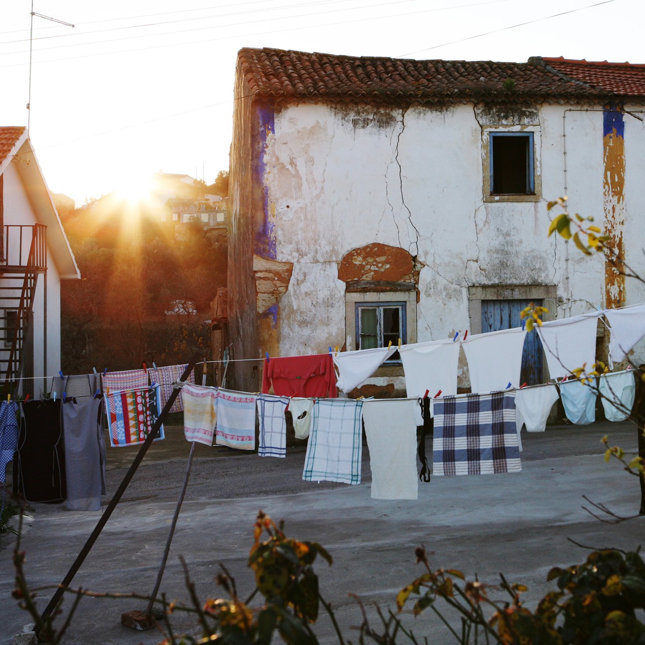 Ein portugiesisches Dorf, Sonnenuntergang und Wäscheleine