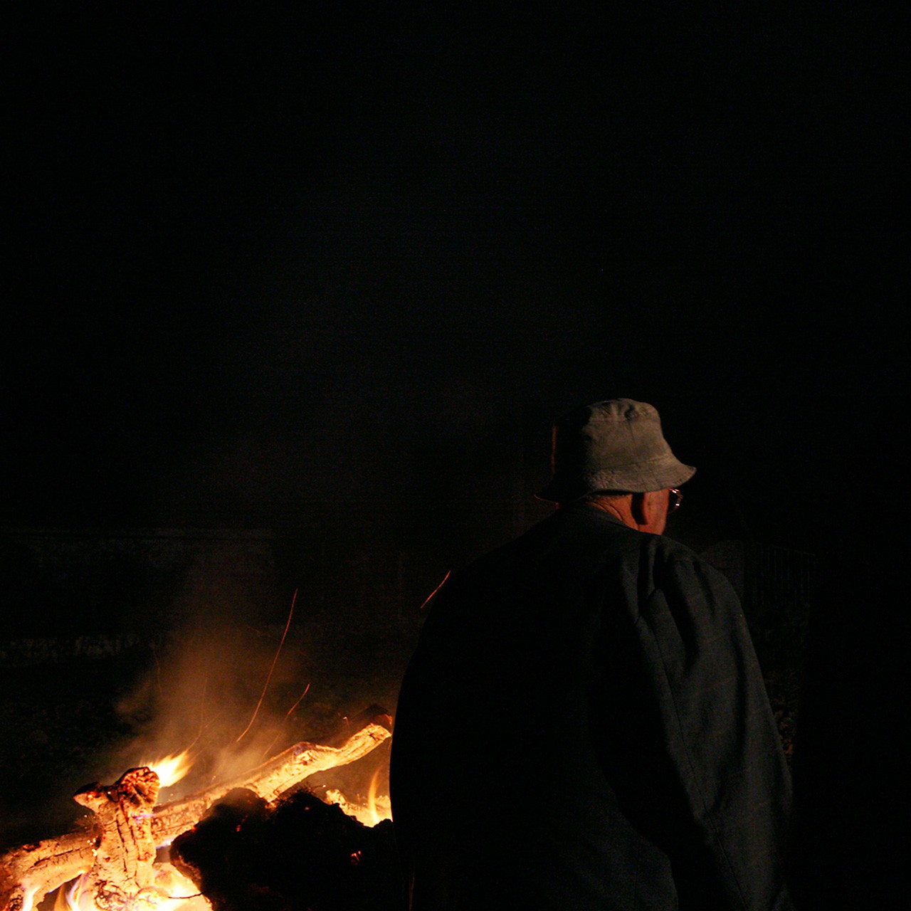 Ein portugiesisches Dorf, Mann am Feuer